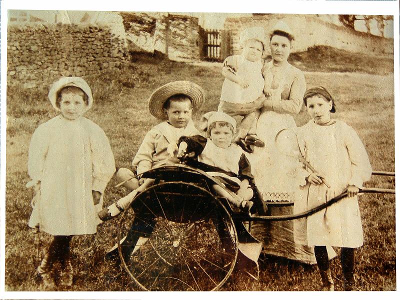 ABk44- Family of Thomas and Annie Delves.From left Madge,George,Hirst,John Victor with nursemaid and Marion.jpg - Family of Thomas and Annie Delves.From left Madge,George,Hirst,John Victor with nursemaid and Marion
